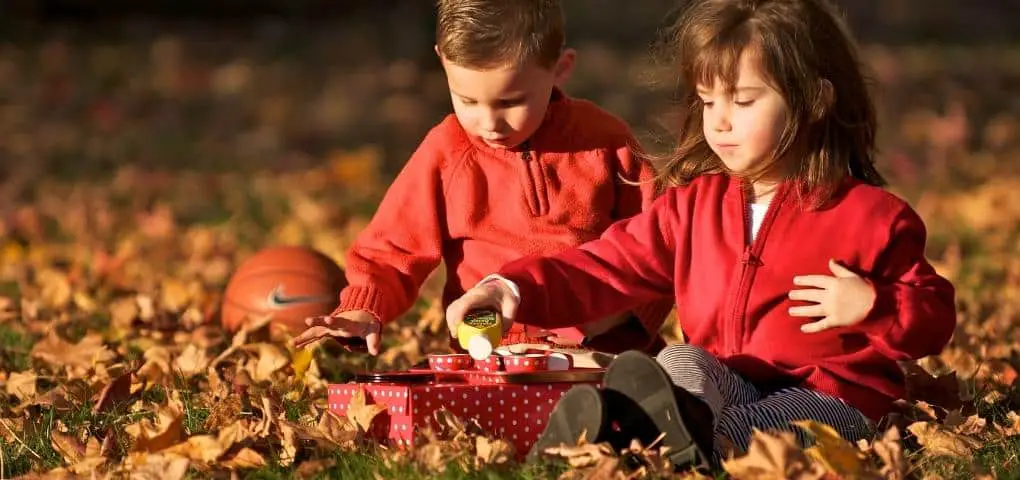 kids making autumn sensory box